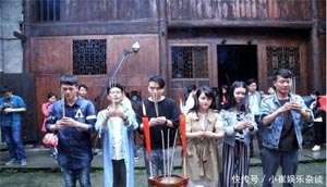 糊涂啊！18岁失恋少女遇上能“种情蛊”的专家她还叫来了女士妹
